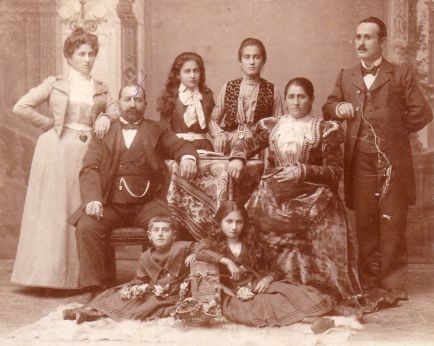 [ The family of David and Ety Fisher, ca. 1910 ]